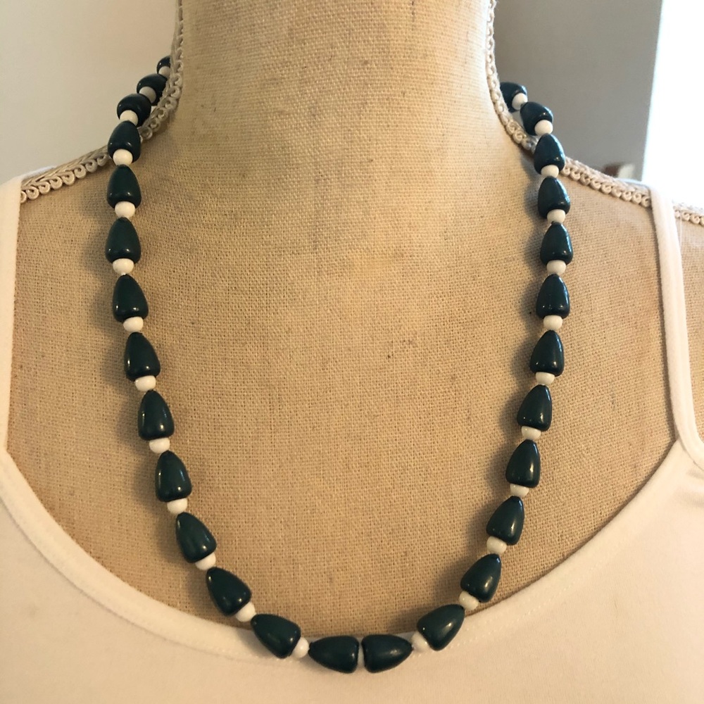Vintage 70s green and white plastic bead necklace